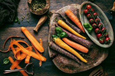 ahşap masada gökkuşağı havuç ve domates üst görünümü