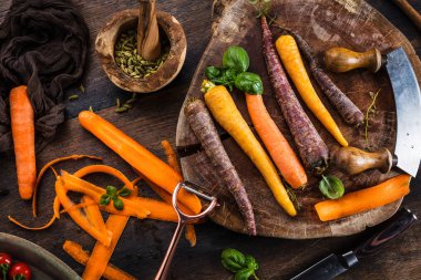 ahşap masada taze gökkuşağı havuç ve domates üst görünümü