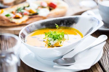 Sofrada otlu çorba püresinin yakın plan görüntüsü.