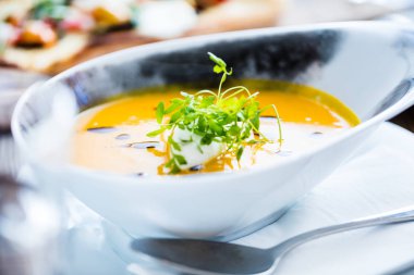 Sofrada şifalı otlar bulunan gurme taze çorba püresinin yakın plan görüntüsü.