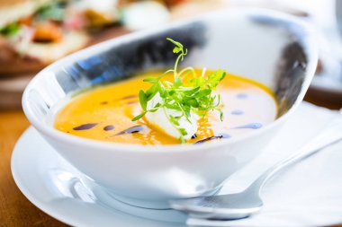 Sofrada şifalı otlar bulunan gurme taze çorba püresinin yakın plan görüntüsü.