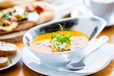 Sofrada şifalı otlar bulunan gurme taze çorba püresinin yakın plan görüntüsü.