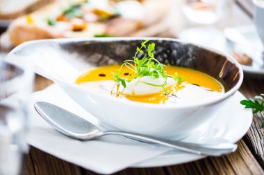 Taze çorba püresinin yakın plan görüntüsü. Tabakta otlar var.