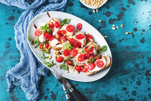 Närbild Läckra Italienska Bruschetta Med Hackade Tomater Basilika Och Mozzarella — Stockfoto