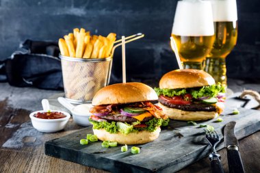 taze lezzetli burger, bira ve patates kızartması masanın üzerinde ahşap yakın çekim görünümü