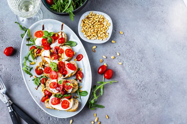 Vista Superior Tradicional Bruschetta Italiana Con Tomates Picados Albahaca Mozzarella — Foto de Stock