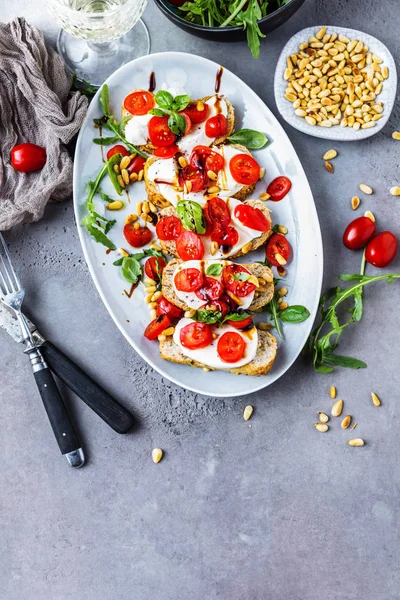 Vista Superior Deliciosa Bruschetta Italiana Con Tomates Picados Albahaca Mozzarella — Foto de Stock