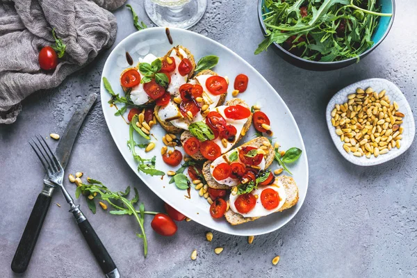 Vista Superior Deliciosa Bruschetta Italiana Con Tomates Picados Albahaca Mozzarella — Foto de Stock