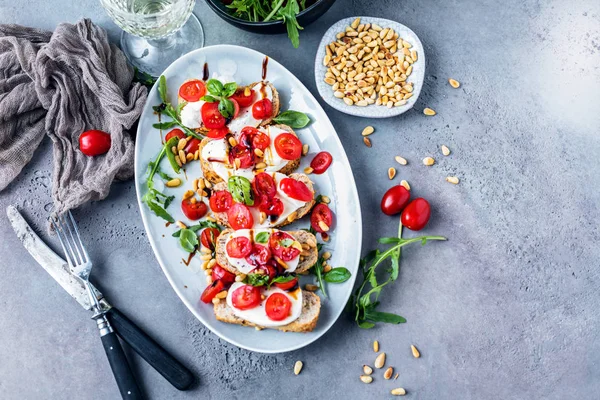 Vista Superior Deliciosa Bruschetta Italiana Con Tomates Picados Albahaca Mozzarella — Foto de Stock