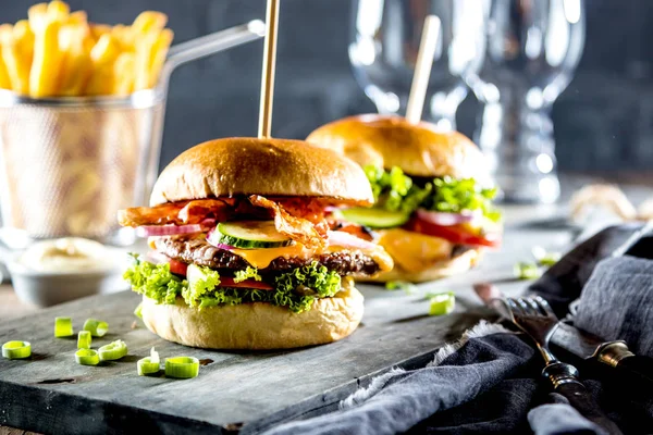 Close Uitzicht Verse Smakelijke Hamburgers Frietjes Tafel — Stockfoto