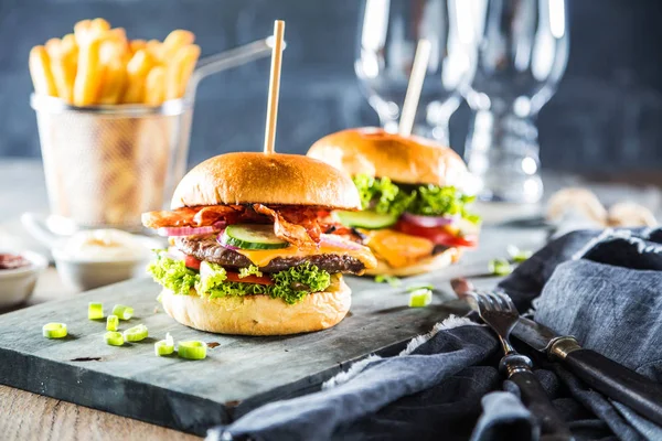 Close Uitzicht Verse Smakelijke Hamburgers Aan Boord Frietjes Houten Tafel — Stockfoto