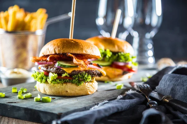 Close Uitzicht Verse Smakelijke Hamburgers Aan Boord Frietjes Houten Tafel — Stockfoto