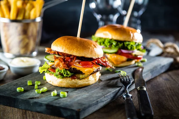 Close Uitzicht Verse Smakelijke Hamburgers Aan Boord Frietjes Houten Tafel — Stockfoto