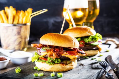 masada taze hamburger, bira bardağı ve patates kızartması yakın çekim görünümü