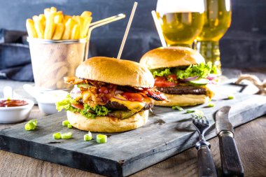 masada taze hamburger, bira bardağı ve patates kızartması yakın çekim görünümü