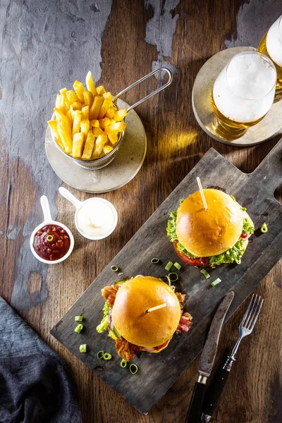 Top Uitzicht Van Verse Smakelijke Hamburgers Bier Frietjes Houten Tafel — Stockfoto