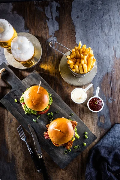 Top Uitzicht Van Verse Smakelijke Hamburgers Bier Frietjes Houten Tafel — Stockfoto