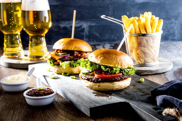 Close Uitzicht Verse Smakelijke Hamburgers Bier Frietjes Tafel — Stockfoto