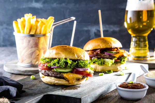 Close Uitzicht Verse Smakelijke Hamburgers Bier Frietjes Tafel — Stockfoto