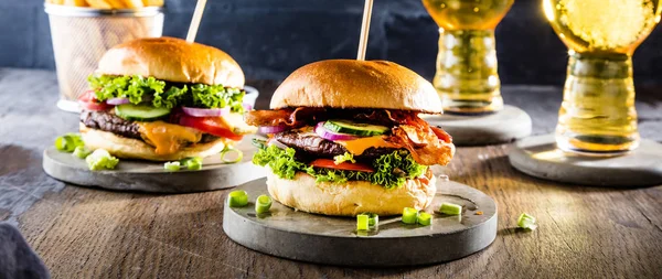 Close Uitzicht Verse Smakelijke Hamburgers Frietjes Houten Tafel — Stockfoto