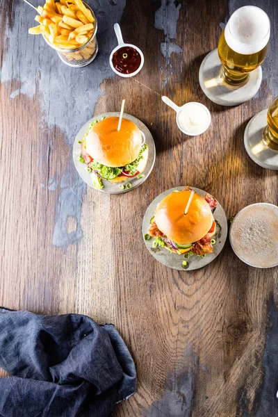 Top Uitzicht Van Verse Smakelijke Hamburgers Glazen Bier Frietjes Houten — Stockfoto