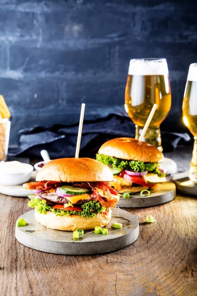 Close Van Glazen Bier Lekkere Hamburgers Frietjes Tafel — Stockfoto