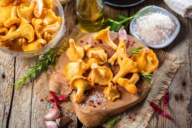 Koyu mutfak masasında sarı mantar chanterelles, yakın çekim görünümü