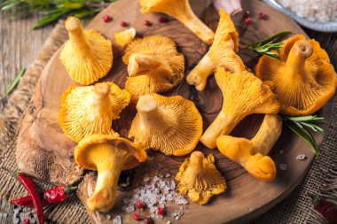 Koyu mutfak masasında sarı mantar chanterelles, yakın çekim görünümü