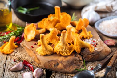 Koyu mutfak masasında sarı mantar chanterelles, yakın çekim görünümü