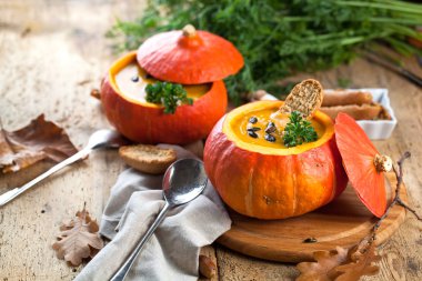 tohumları ve kruton ile lezzetli kabak çorbası kabak servis 