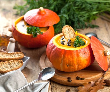 tohumları ve kruton ile lezzetli kabak çorbası kabak servis 