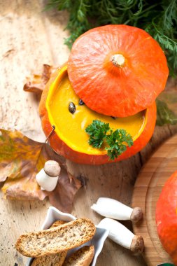tohumları ve kruton kabak servis ile taze kabak çorbası üst görünümü 