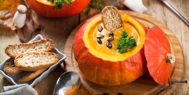 kabakservislerde servis edilen tohum ve krutonlu taze kabak çorbasının yakın çekim görünümü