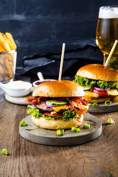 Podrobný Přehled Čerstvých Chutných Hamburgerů Skleničky Piva Francouzských Hranolků Stole — Stock fotografie
