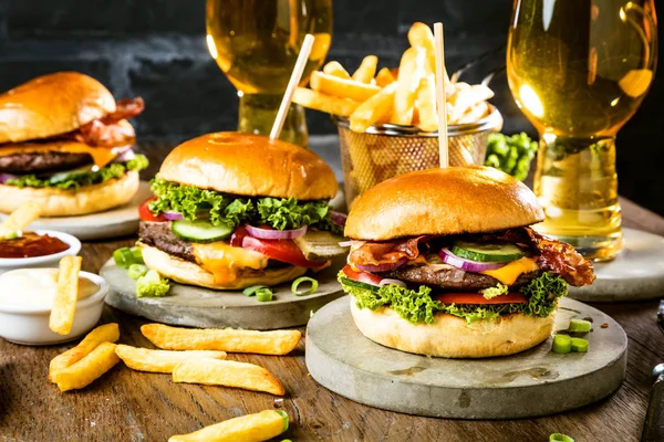 Close Uitzicht Verse Smakelijke Hamburgers Glazen Bier Frietjes Tafel — Stockfoto