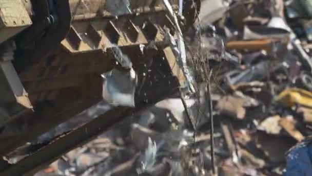 Altmetallhaufen Und Geräte Zum Recyceln — Stockvideo
