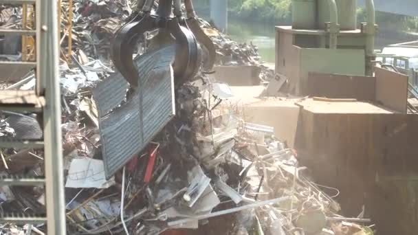 Altmetallhaufen Und Geräte Zum Recyceln — Stockvideo