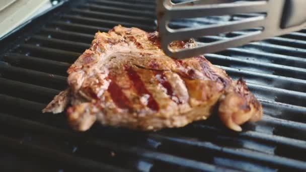 Vergrote Weergave Van Heerlijke Bone Steak Koken Barbecue — Stockvideo