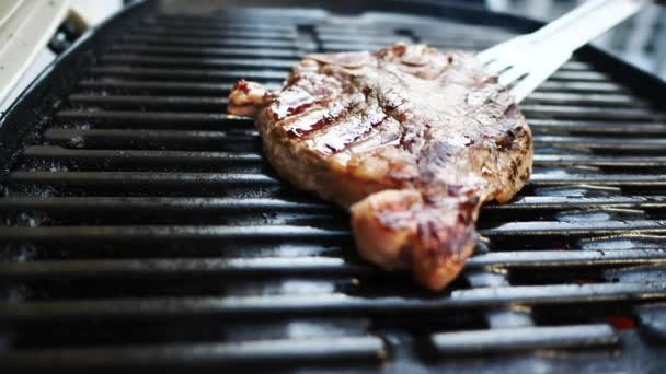 Nahaufnahme Von Köstlichen Bone Steaks Auf Dem Grill — Stockvideo