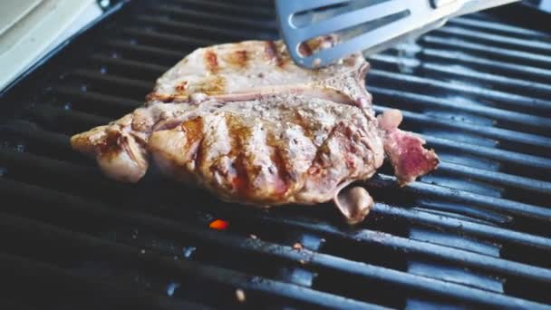 Vergrote Weergave Van Heerlijke Bone Steak Koken Barbecue — Stockvideo