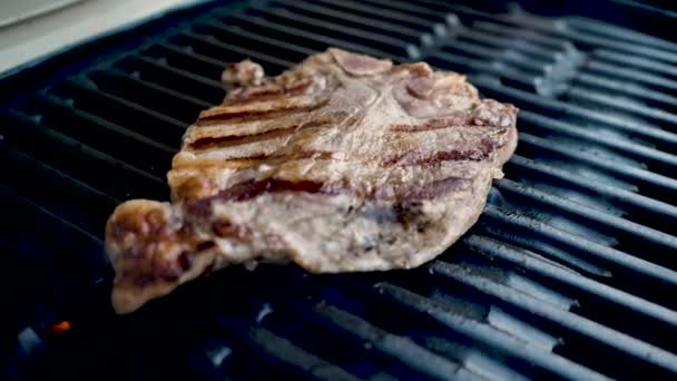 Vergrote Weergave Van Heerlijke Bone Steak Koken Barbecue — Stockvideo