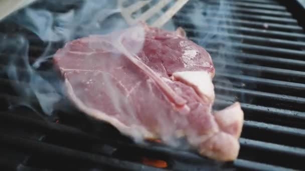 Närbild Läckra Benstek Matlagning Grillen — Stockvideo