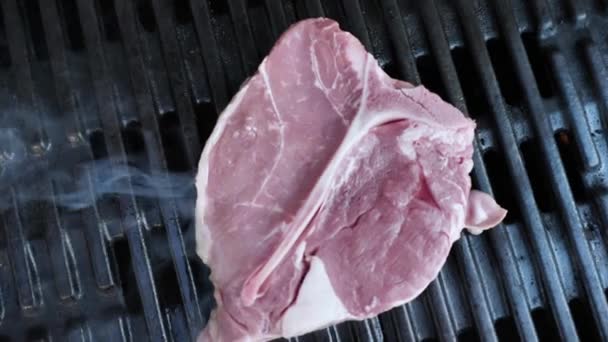 Vergrote Weergave Van Heerlijke Bone Steak Koken Barbecue — Stockvideo