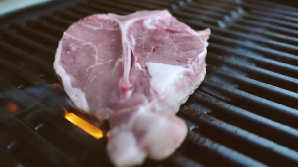 Vergrote Weergave Van Heerlijke Bone Steak Koken Barbecue — Stockvideo