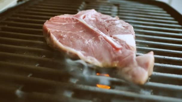 おいしい ボーン ステーキのグリルで調理のクローズ アップ ビュー — ストック動画