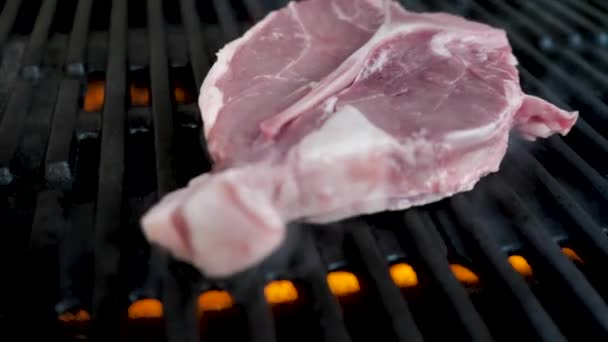 Vergrote Weergave Van Heerlijke Bone Steak Koken Barbecue — Stockvideo