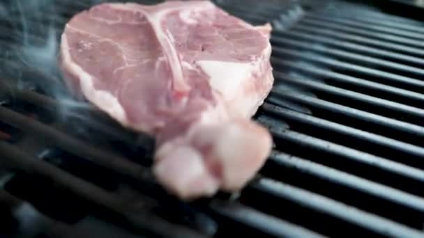 Vista Cerca Deliciosa Carne Hueso Cocinar Parrilla — Vídeo de stock
