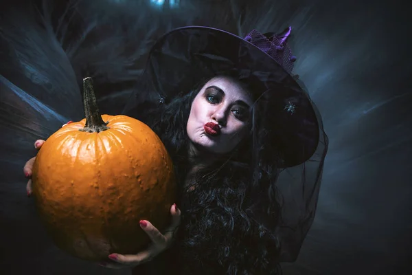 Schöne Junge Frau Halloween Kostüm Und Mit Kürbis Der Hand — Stockfoto