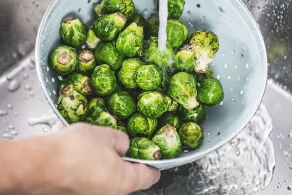 Närbild Partiell Bild Person Tvätta Brysselkål Diskbänk — Stockfoto