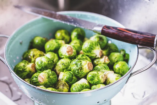 Närbild Färska Gröna Brysselkål Durkslag Tvätt Diskbänk — Stockfoto